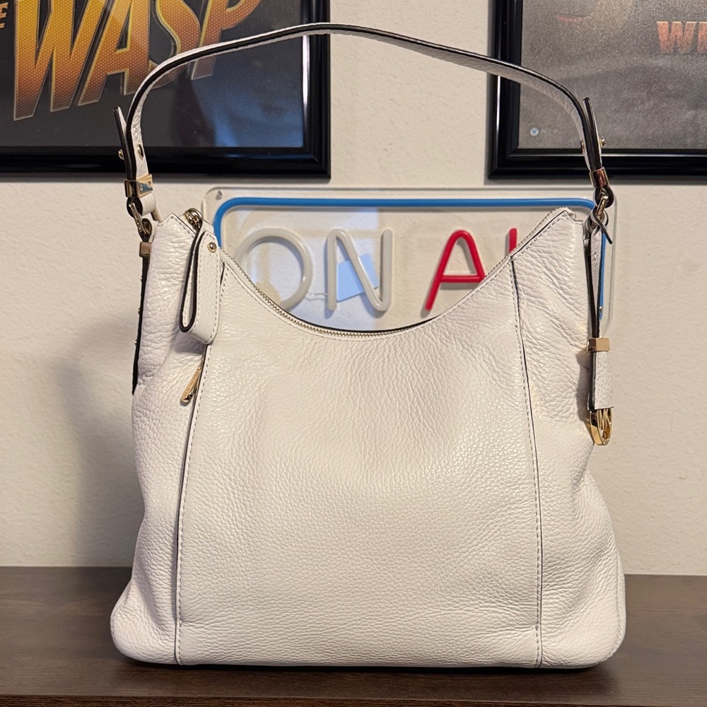 Michael Kors Elegant White Leather Shoulder Bag - Picture 4 of 10